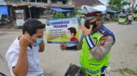 Peduli Masyarakat, Satlantas Polres Tanjung Balai Bagikan 50 Pcs Masker