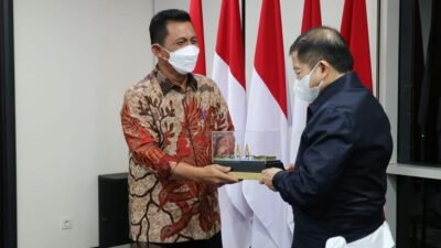 Gubernur Kepri, Ansar Ahmad memberikan cinderamata kepada Kepala Bapennas Soeharso Monoarfa di Jakarta.
