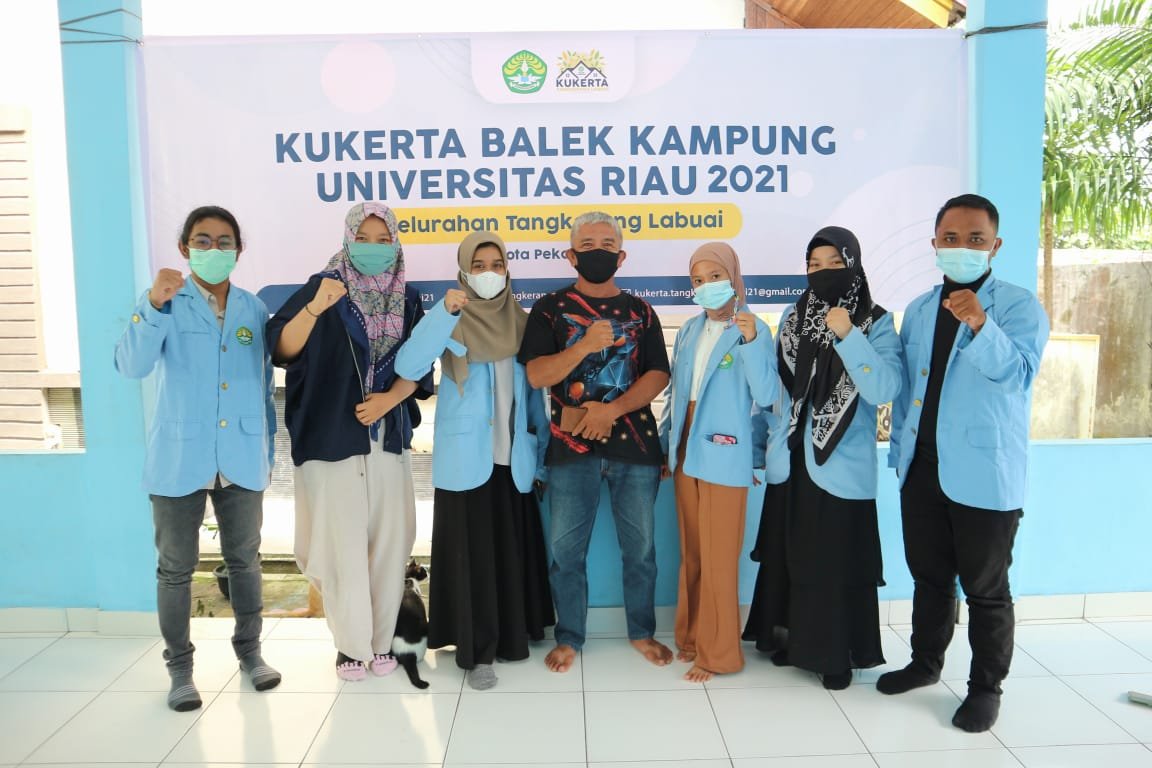Mahasiswa berfoto bersama