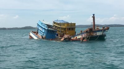 Kejari Batam Tenggelamkan Kapal Asing yang Melakukan Kegiatan Ilegal Fishing