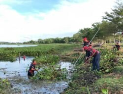 Kegiatan Rutin TNI AL Bersihkan Area Danau Taman Hijau