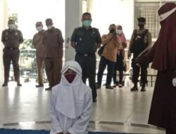 Oknum PNS Di Aceh, Terciduk Berduaan Dalam Mobil Dihukum Cambuk