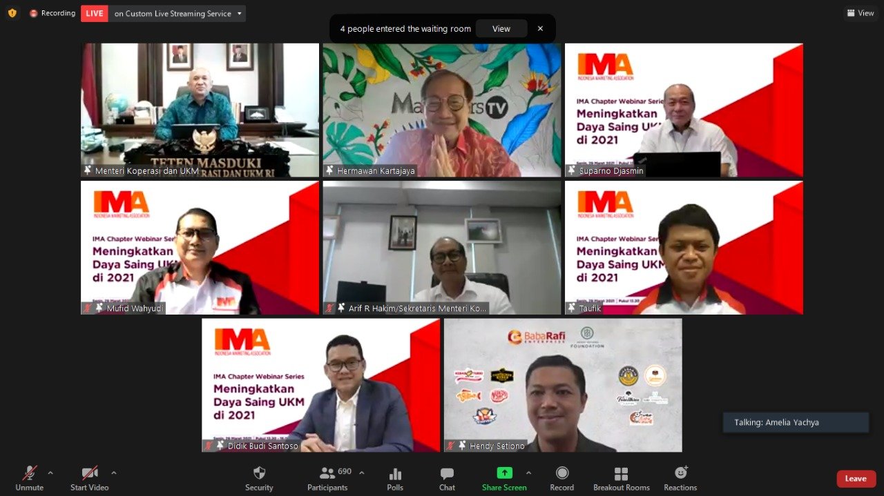 Meningkatkan daya saing UMKM :Menteri Koperasi dan UKM Drs. Teten Masduki (kiri) membuka IMA Chapter Webinar Series yang diselengggarakan oleh Indonesia Marketing Association (IMA).