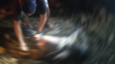 Petugas sedang mencari identitas mayat mr X yang ditemukan di bibir pantai Cipta Land Tiban