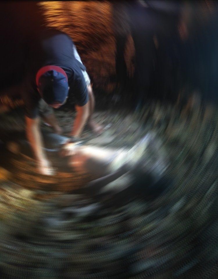 Petugas sedang mencari identitas mayat mr X yang ditemukan di bibir pantai Cipta Land Tiban