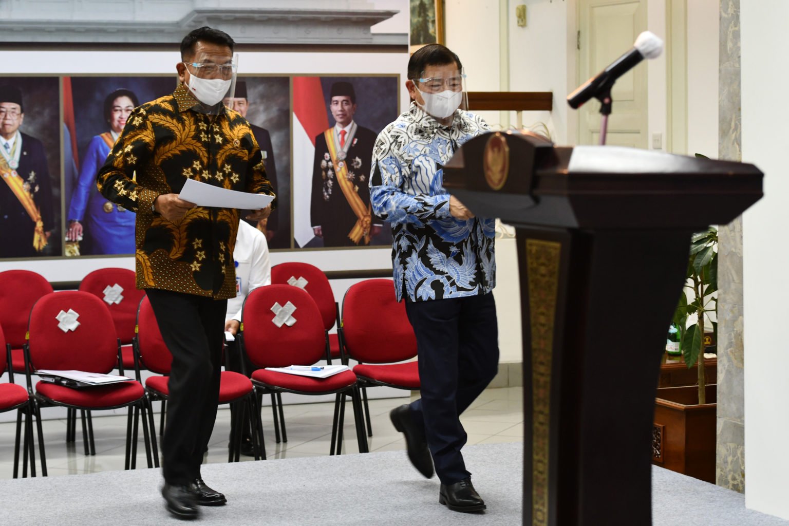 Kepala Staf Kepresidenan Moeldoko dan Menteri PPN/Kepala Bappenas Suharso Monoarfa sebelum memberikan keterangan pers, di Istana Kepresidenan Jakarta, Selasa (30/03/2021) sore. (Foto: Humas Setkab/Rahmat)