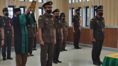 Rahmad Azhar Lantik Dua Pejabat Baru di Lingkungan Kejari