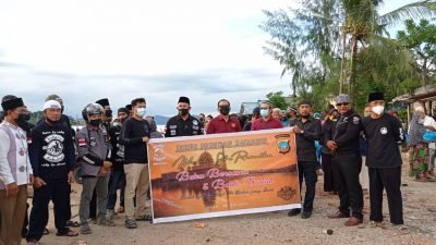 Bikers Subuhan Karimun berfoto bersama saat akan menggelar kegiatan bakti sosial dan buka bersama. (foto : Istimewa)