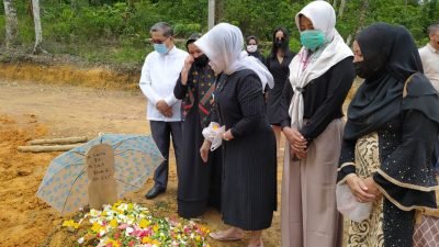 Capt Luther dan Kader Gerindra lainnya berziarah dimakam M Juanda. (foto : Istimewa)