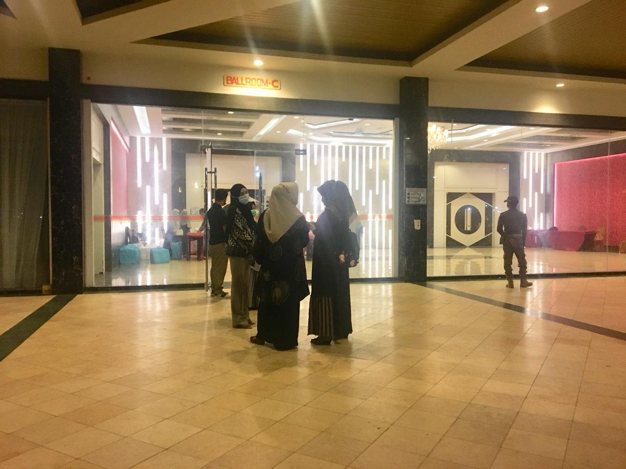 Suasana diluar ruangan acara, Wartawan dilarang masuk untuk mengambil gambar. (Foto : Owntalk)