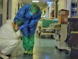 Wisma Atlet Membludak, Nakes Pingsan