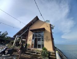 Lapak Pedagang di Costal Area Diterjang Angin Kencang