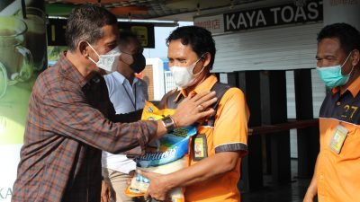 Ruslan Ali Wasyim Berikan Bantuan Beras ke Pekerja Porter di Bandara Hang Nadim