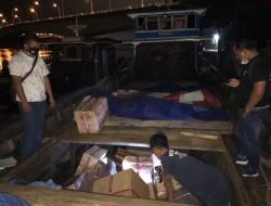 Polisi Gagalkan Aksi Kapal Kayu Seludupkan Puluhan Kardus Guci Ilegal