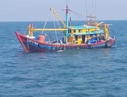 Bermanuver di Perairan Selat Malaka, KKP Lumpuhkan Dua Kapal Trawl Asal Malaysia