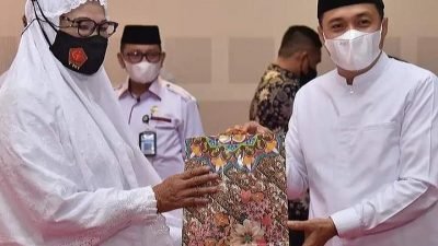 Begini Cara Bupati Batu Bara Menghibur Calon Haji Tertunda