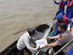 Di Tengah Perairan, Kapolres Karimun Bagikan Bansos Kepada Nelayan Sampan