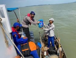 Satpolairud Polres Karimun Kepulauan Riau Menyalurkan Puluhan Paket Sembako