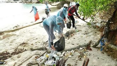PKK dan DLH Batu Bara Lakukan Aksi Gotroy di Pulau Pandang, Ratusan Kilogram Sampah Dibersihkan