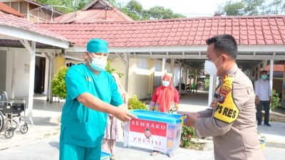 Peduli Nakes, Kapolres Tanjung Balai Serahkan Bantuan Sosial