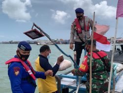 Jelang HUT RI, Satpolairud Polres Karimun Bagikan Bendera dan Sembako Kepada Nelayan