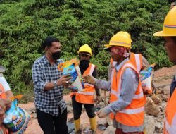 Sisir Jalan Kota Batam, Ruslan Ali Wasyim Bagikan Beras ke Pekerja Lepas