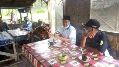 Singgah ke Warung Nek Ngatiyem, Bupati Batu Bara Makan dan Minum Serta Sampaikan Imbauan Prokes