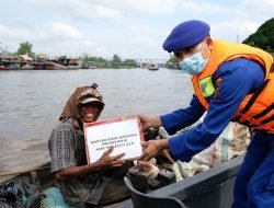 Gunakan Kapal Patroli, Sat Polairud Polres Tanjung Balai Bagikan Sembako