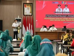 Bupati Batu Bara Serahkan Hadiah kepada Juara Potensi dan Inovasi Desa 2021