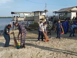 Peringati HUT ke 71, Polairud Polres Meranti Lakukan Pembersihan Pantai dan Edukasi Prokes