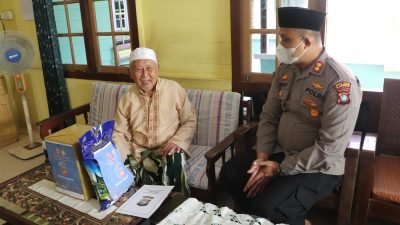 Kapolres Karimun Turun Langsung Berikan Bantuan Kepada Ibu Reni
