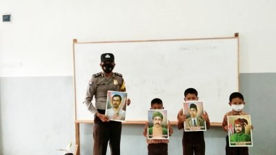 Semarak Hari Pahlawan, Bhabinkamtibmas Desa Sendaur Datangi Murid SDN 011