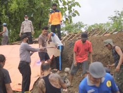Personel Polres Wonogiri Bersihkan Puing-Puing Rumah Warga Terdampak Tanah Longsor