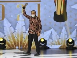 Bupati Batu Bara Kembali Raih Penghargaan Tinggi Awards