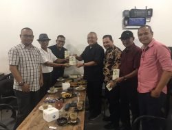 Cinderamata Buku “Kamus Cakap Anak Medan” Untuk Sekjen Bawaslu RI