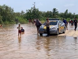 Polsek Kuba Terjunkan Personil Bantu Masyarakat Terdampak Banjir