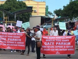 Puluhan Warga Aviari Gelar Aksi, Minta Pengelola Copot Gate Parkir