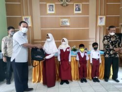 Anjeli Sumringah Terima Paket Perlengkapan Sekolah dari PT Timah Tbk
