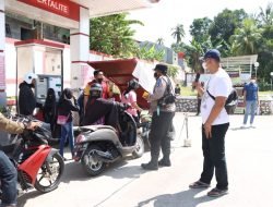 Kapolres Karimun Memberikan BBM Gratis Kepada Pengendara Bermotor Yang Ingin Vaksin