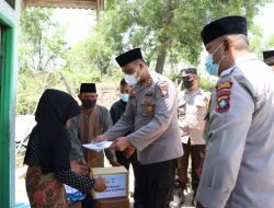 Jumat Berkah Kapolres Karimun Memberikan Bantuan Kepada Warga Terdampak Pandemi.