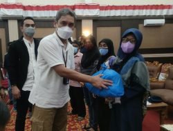 PT Timah Salurkan 300 Paket Sembako untuk Warga Karimun