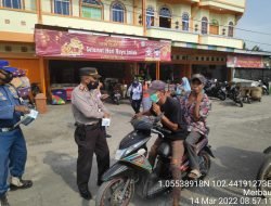Cegah Penyebaran Covid-19, Tim Satgas Merbau Bagi-bagi Masker