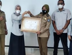 Gubenur Kepulauan Riau memberikan penghargaan kepada karyawan PT Timah Tbk