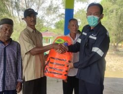 Tingkat Keselamatan Nelayan Saat Melaut, PT Timah Tbk Serahkan Life Jacket untuk Masyarakat Pongkar