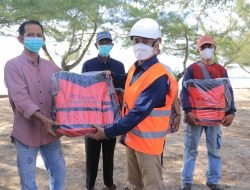 Nelayan di Kecamatan Kundur Barat Terima Bantuan Life Jacket dari PT Timah Tbk