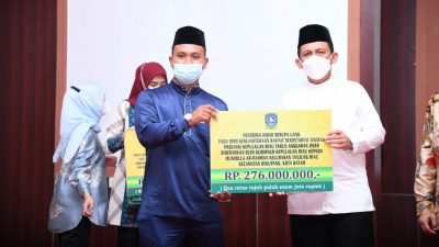Gubernur Ansar Serahkan Bantuan Hibah Rumah Ibadah se-Kota Batam