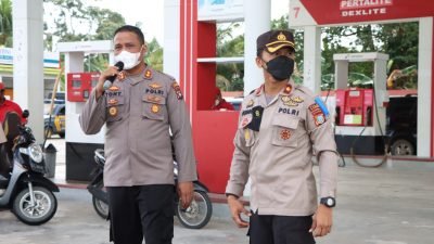 Bak Superhero! Polres Karimun Bagikan BBM Gratis untuk Pengendara yang Hendak di Vaksin