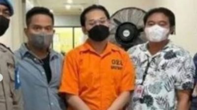 Potret Miris Indra Kenz Crazy Rich Gunakan Baju Tahanan