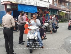 Giat Personil Polsek Tebingtinggi, Berbagi Takjil dan Masker ke Pengguna Jalan