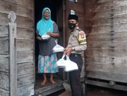Door To Door Babinkamtibmas Sendaur Berbagi Takjil Kepada Warga